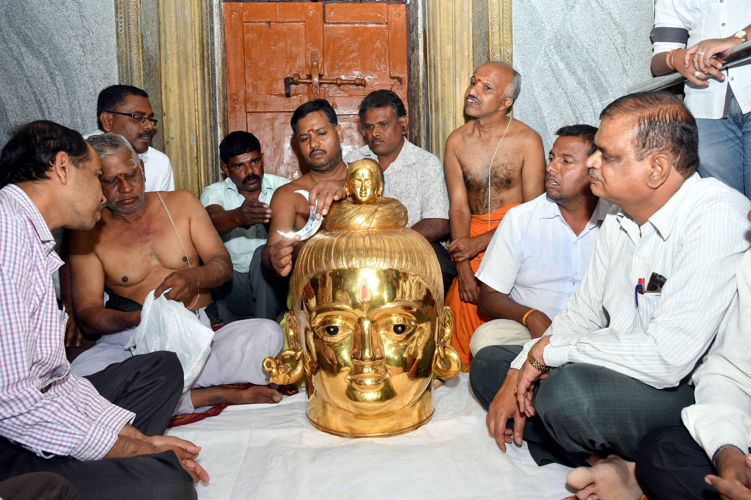 ಮೈಸೂರು: ಮಹಾಶಿವರಾತ್ರಿ ಪ್ರಯುಕ್ತ ತ್ರಿನೇಶ್ವರ ದೇವಾಲಯಕ್ಕೆ ಚಿನ್ನದ ಕೊಳಗ ಹಸ್ತಾಂತರ